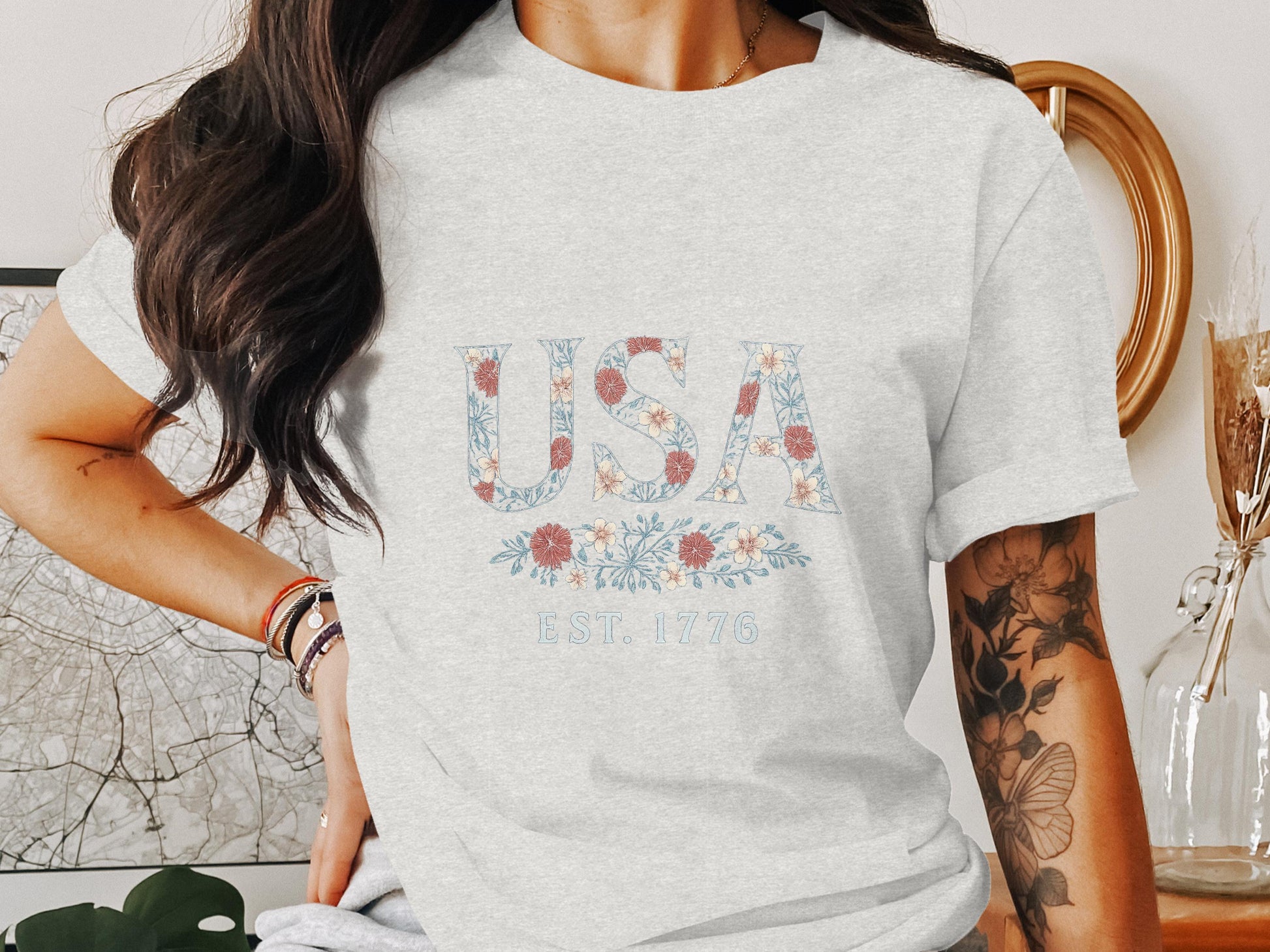 USA Est. 1776 Floral Vintage Design T-Shirt Product