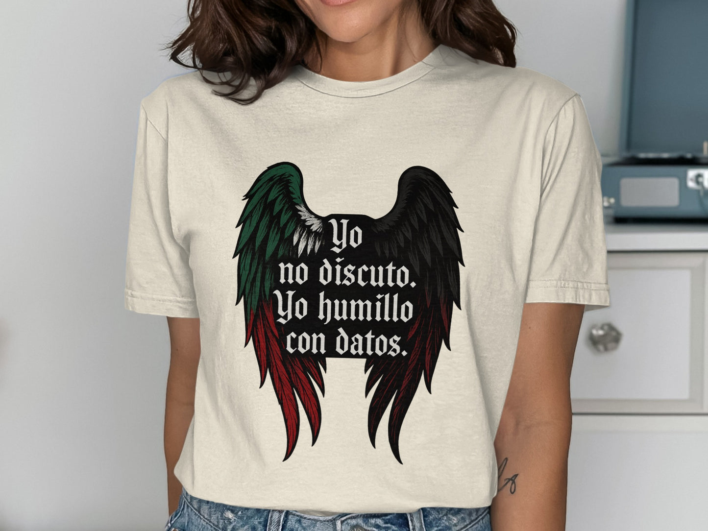 Yo no discuto Yo humillo con datos t-shirt product