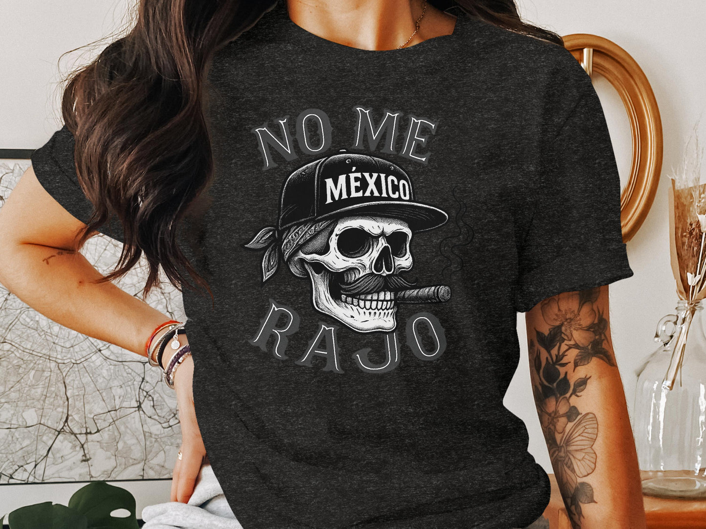 No Me Rajo Skull Mexico Hat Graphic Tee product