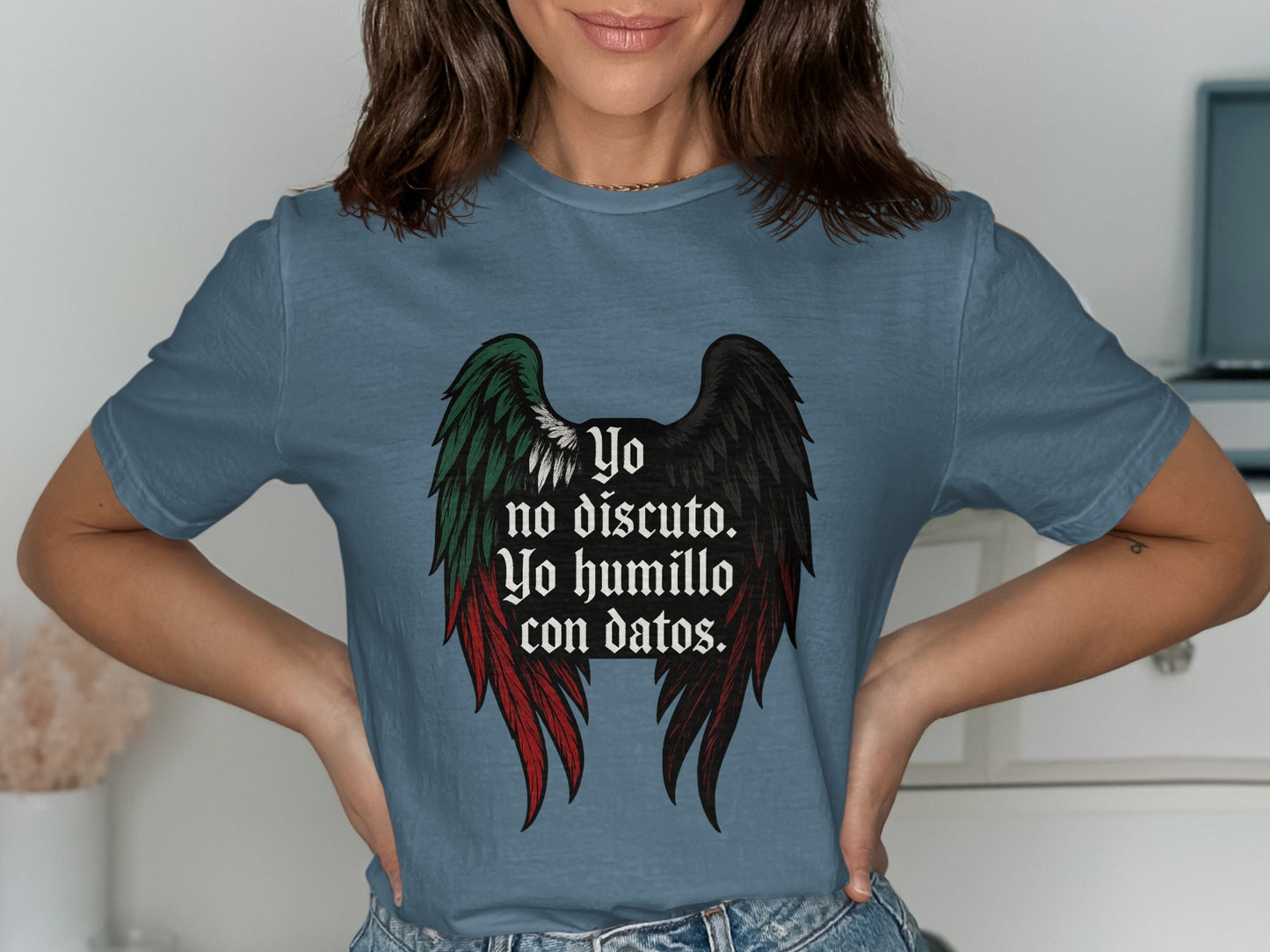 Yo no discuto Yo humillo con datos graphic tee product