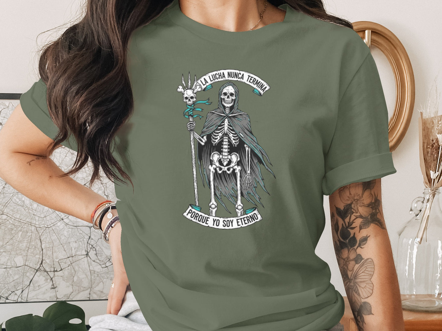 La Lucha Nunca Termina Graphic T-shirt product type