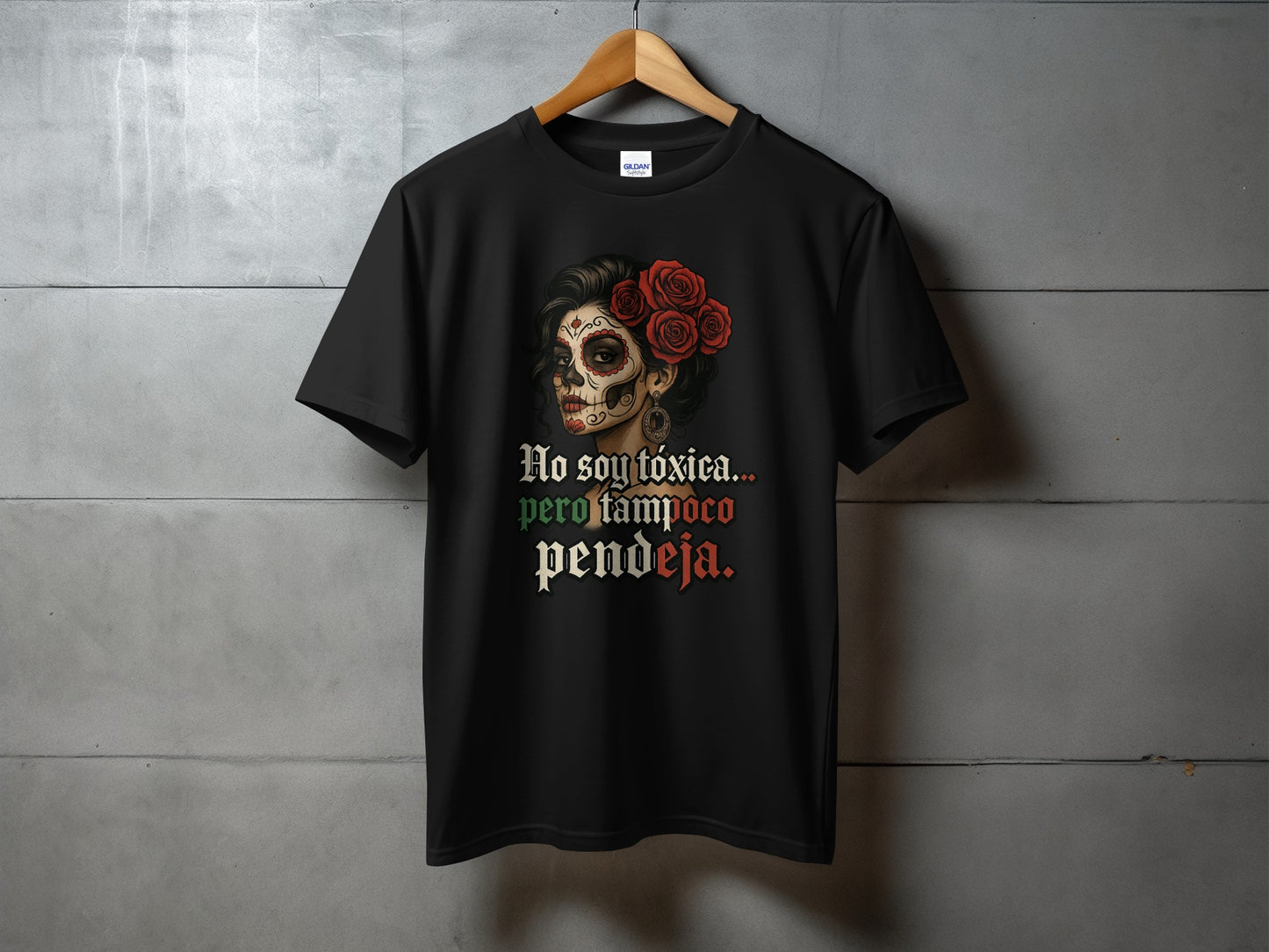 No soy tóxica pero tampoco pendeja t-shirt product