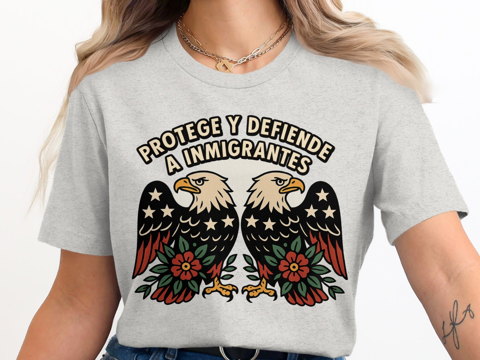 Protege y Defiende a Inmigrantes Graphic T-Shirt product