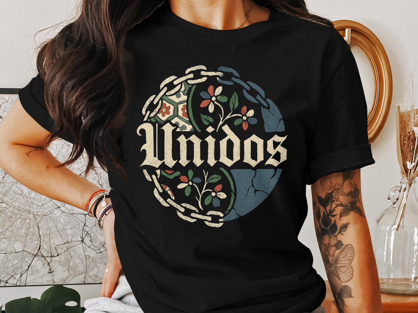 Unidos Vintage Chain Art Graphic T-Shirt product type