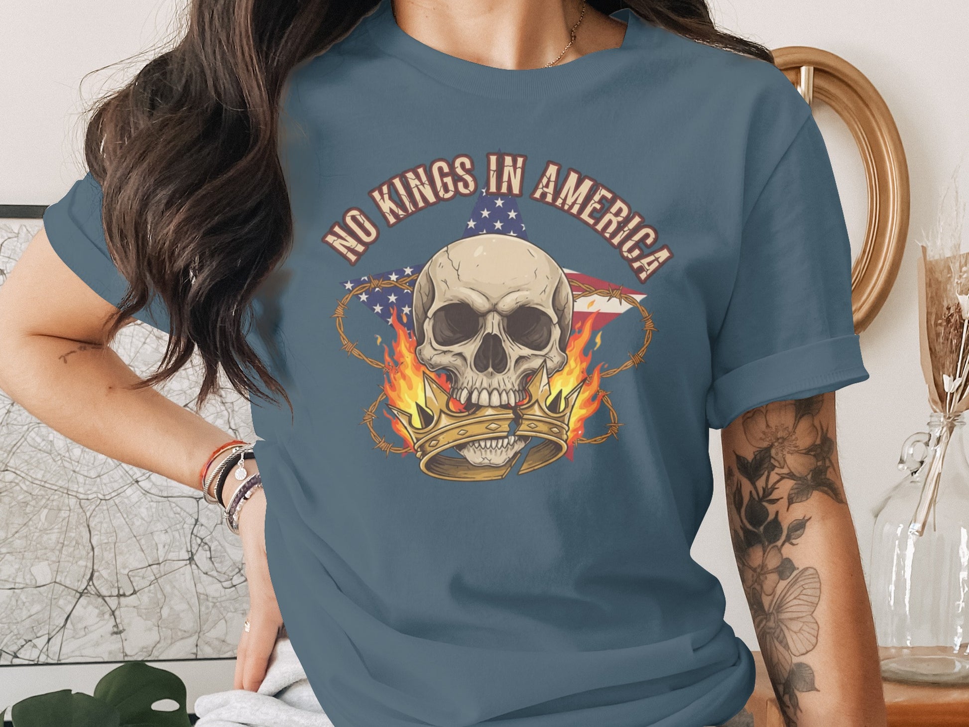 No Kings In America Skull Graphic T-Shirt Product