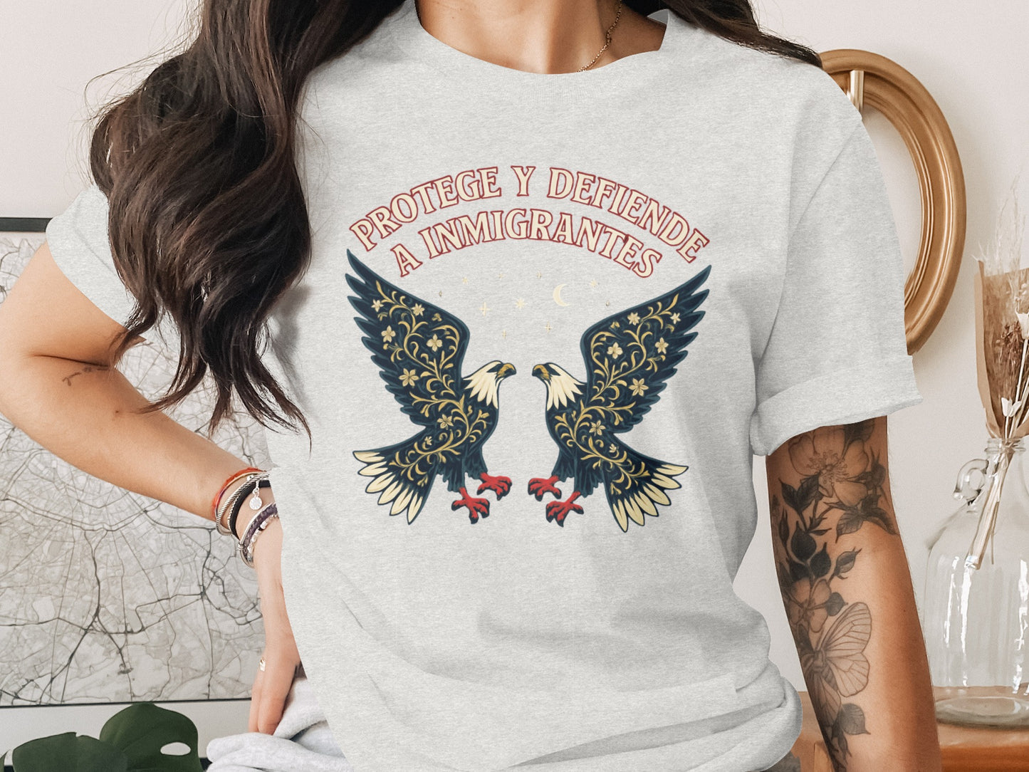 Protege Y Defiende A Inmigrantes Graphic T-Shirt product type