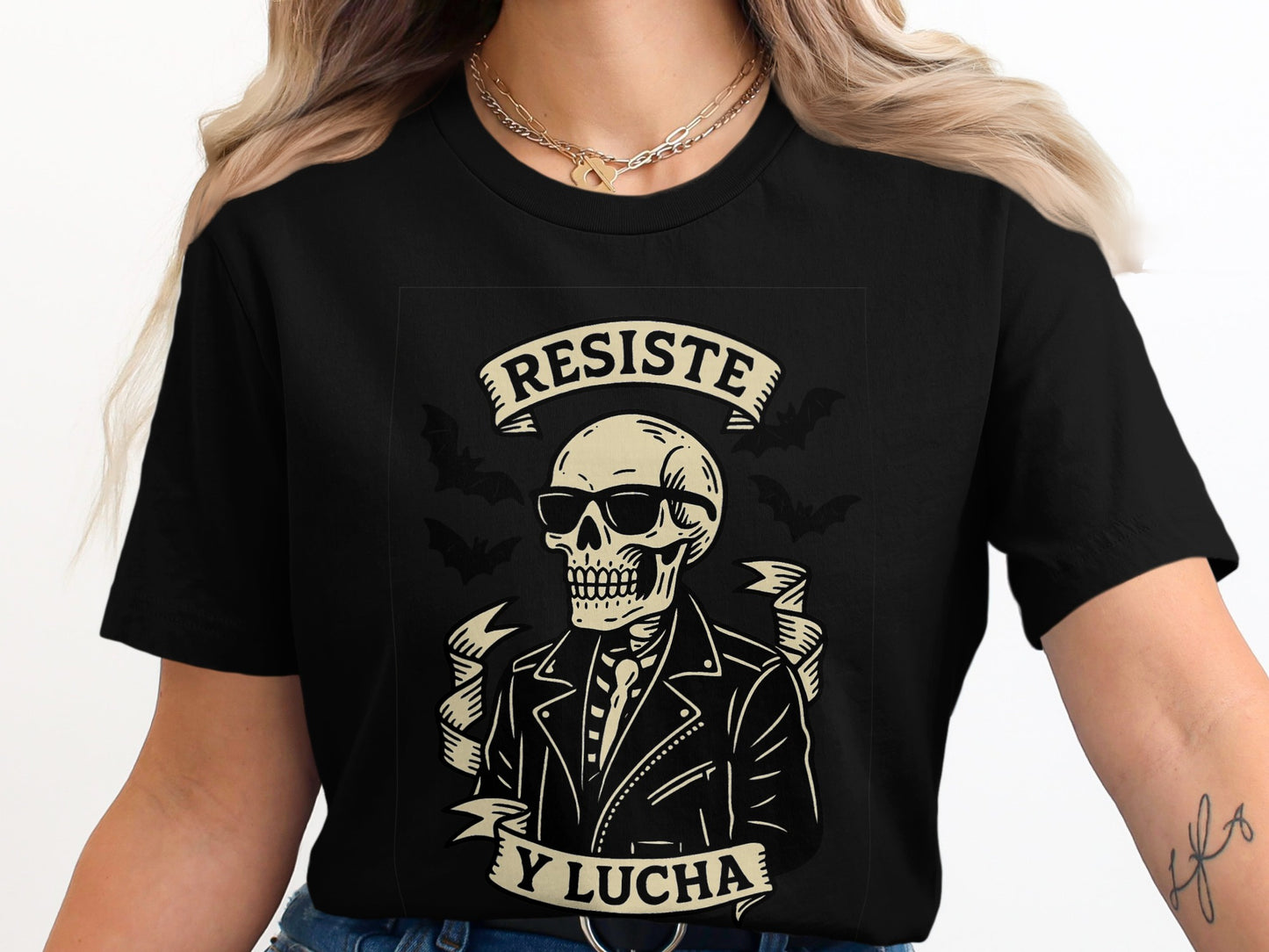 Resiste y Lucha Skull Design Dark T-shirt product type