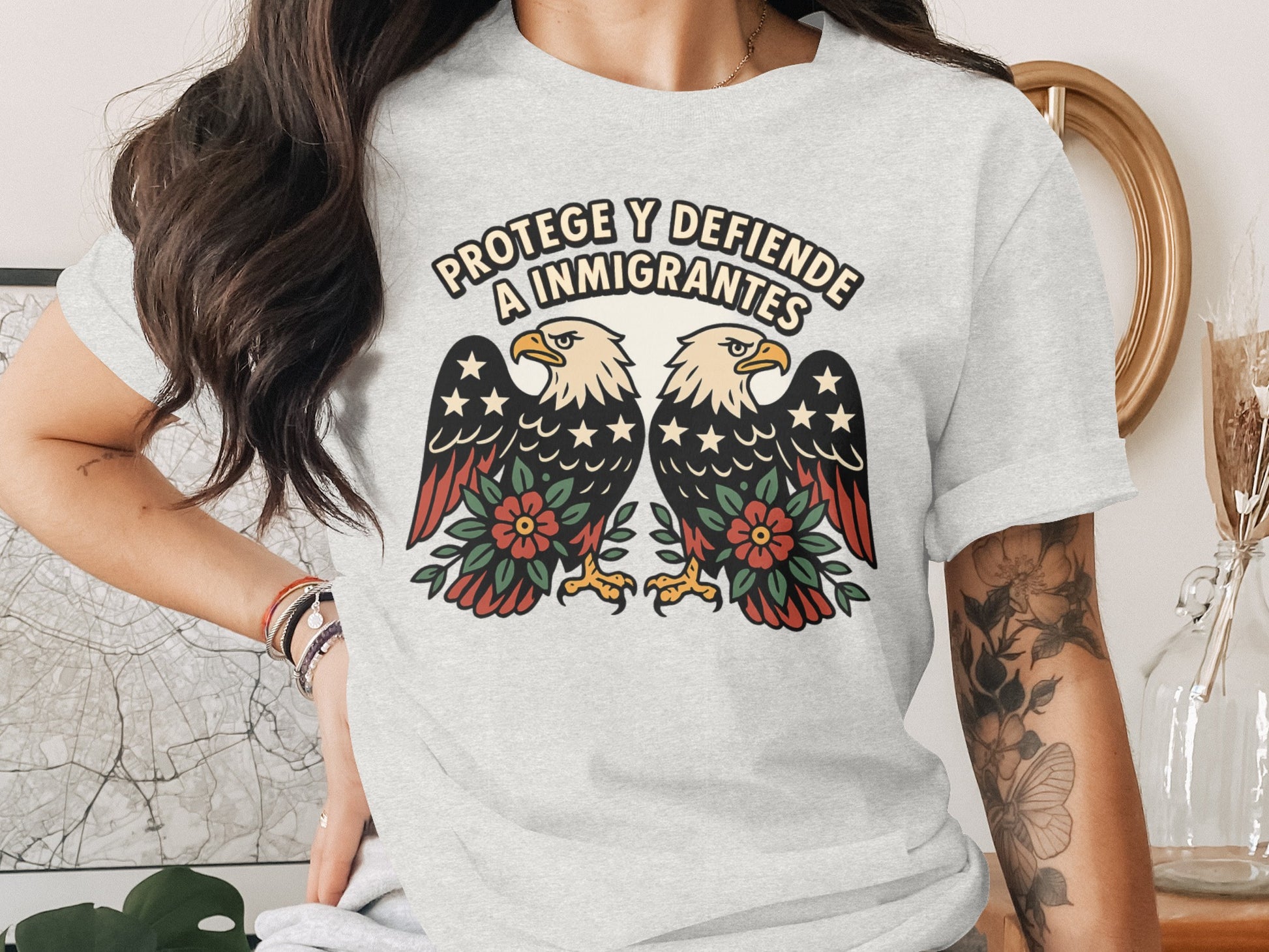 Protege y defiende a inmigrantes with eagle graphic product