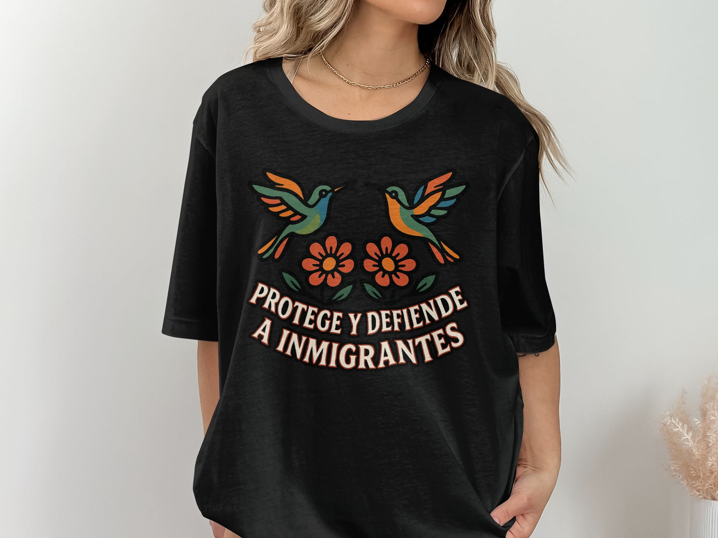 Protege y Defiende A Inmigrantes Graphic T-Shirt product