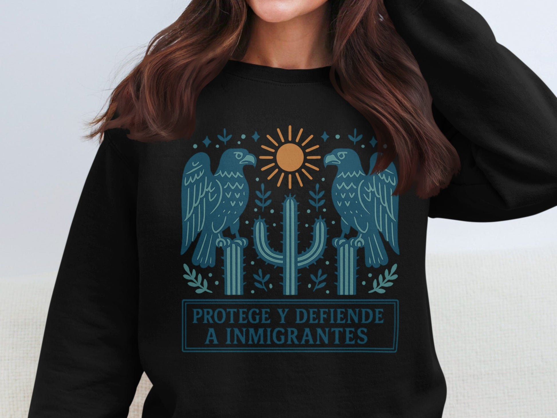Protege Y Defiende A Inmigrantes Sweatshirt Product