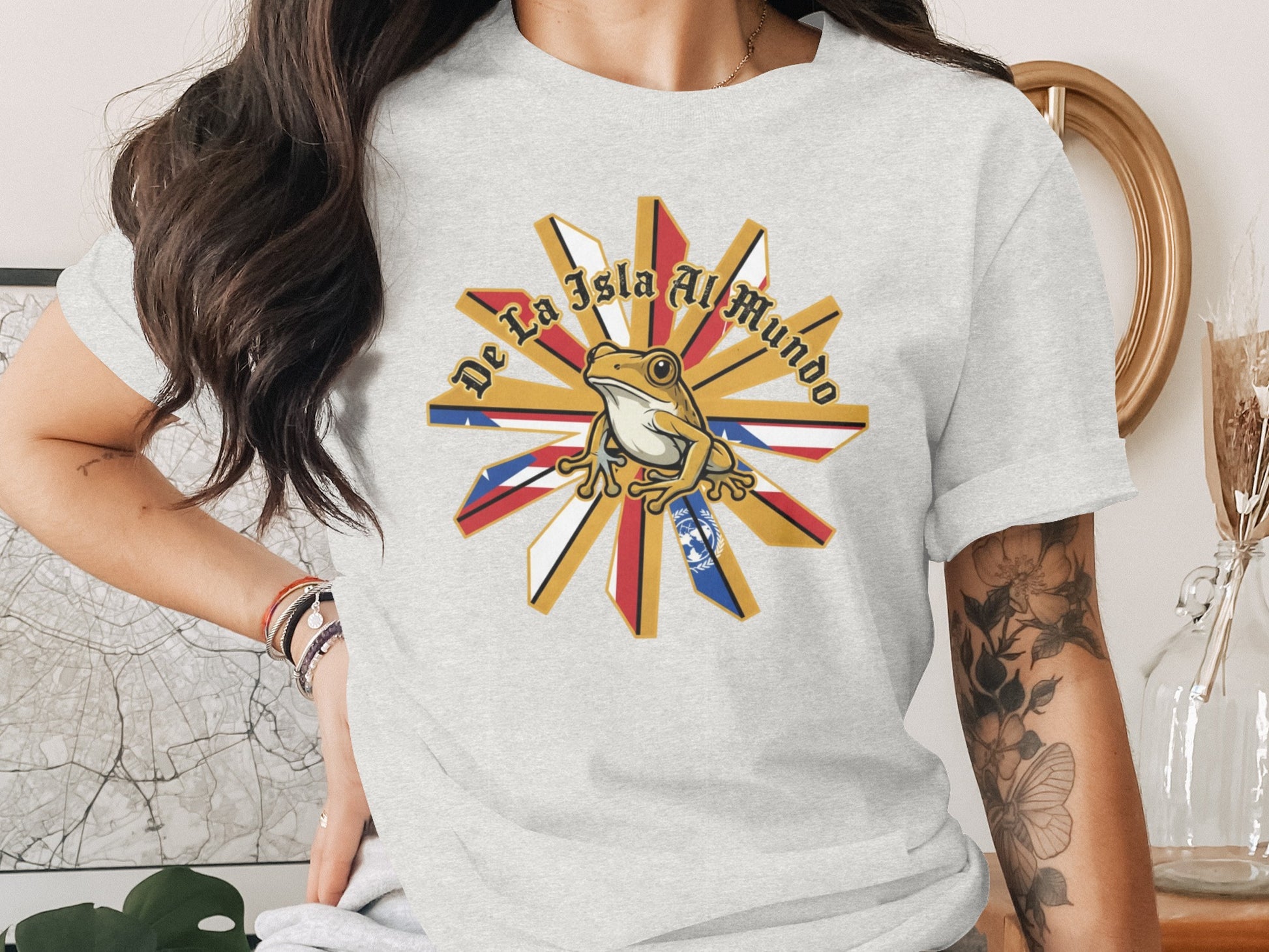 De La Isla Al Mundo Puerto Rican Flag T-Shirt