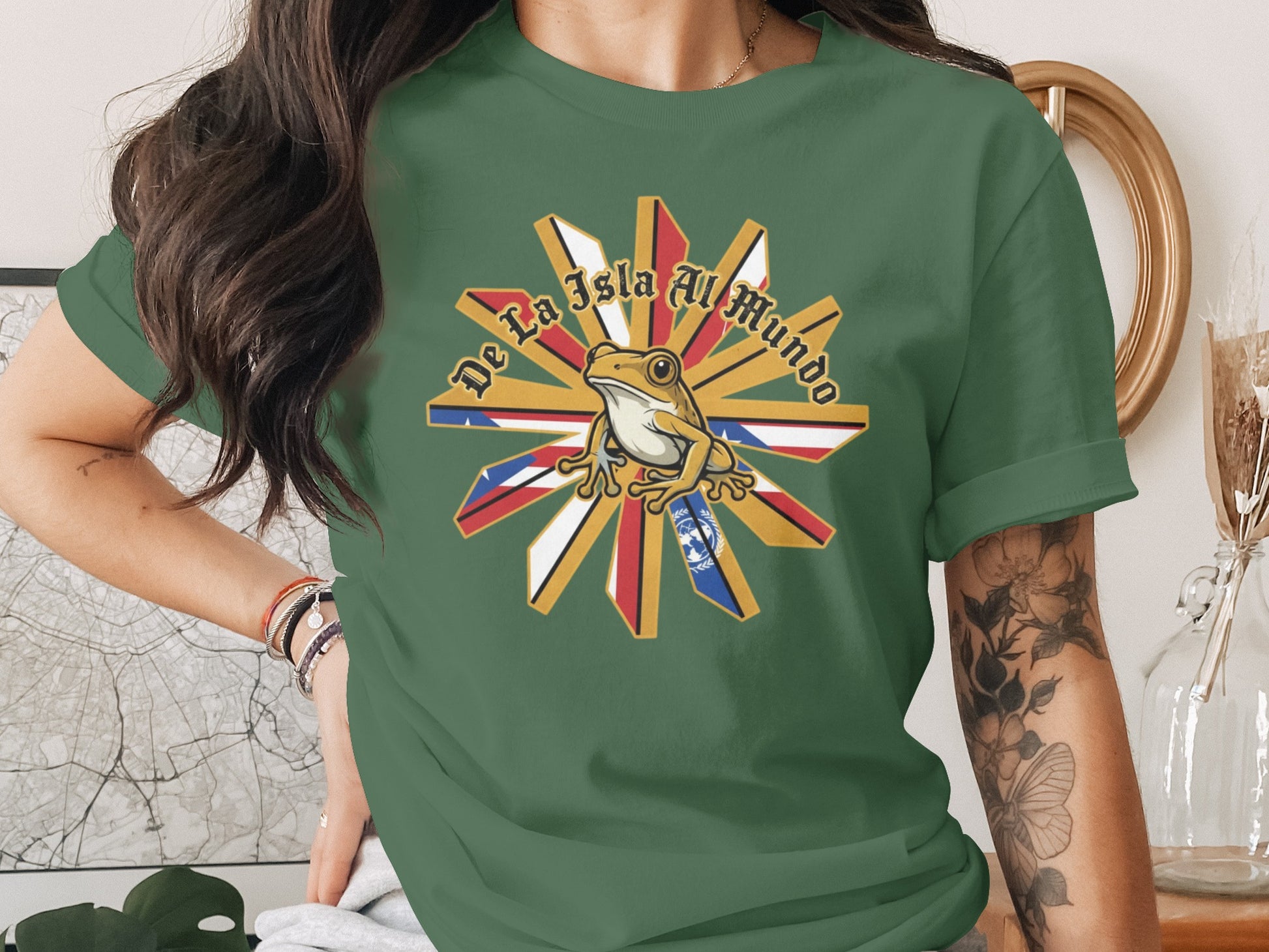De La Isla Al Mundo Frog Themed Green T-Shirt