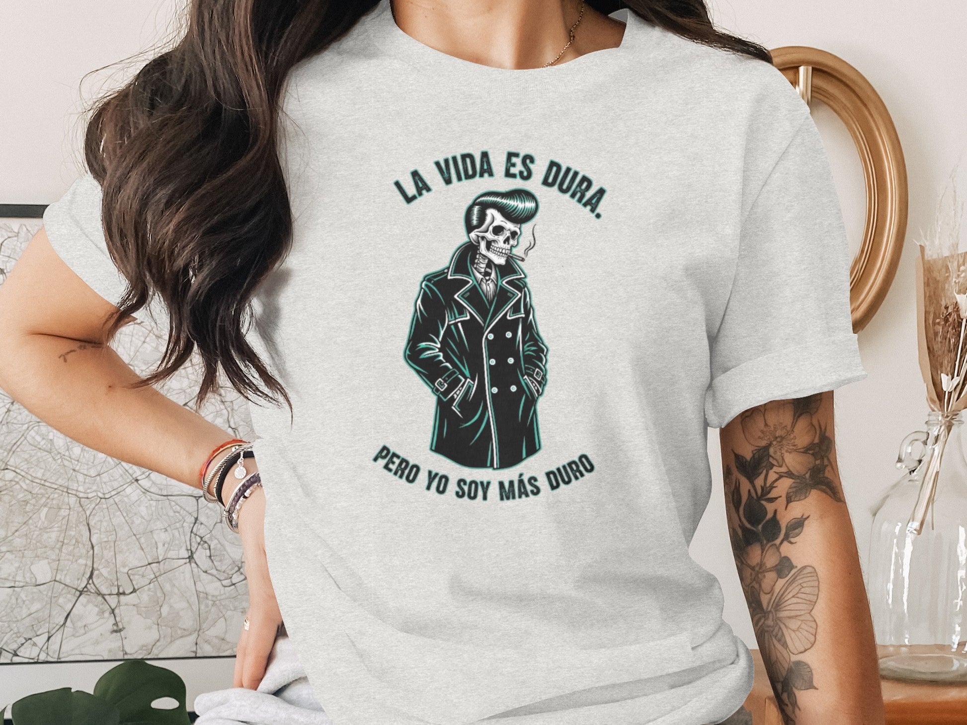 La Vida Es Dura Pero Yo Soy Más Duro T-Shirt product