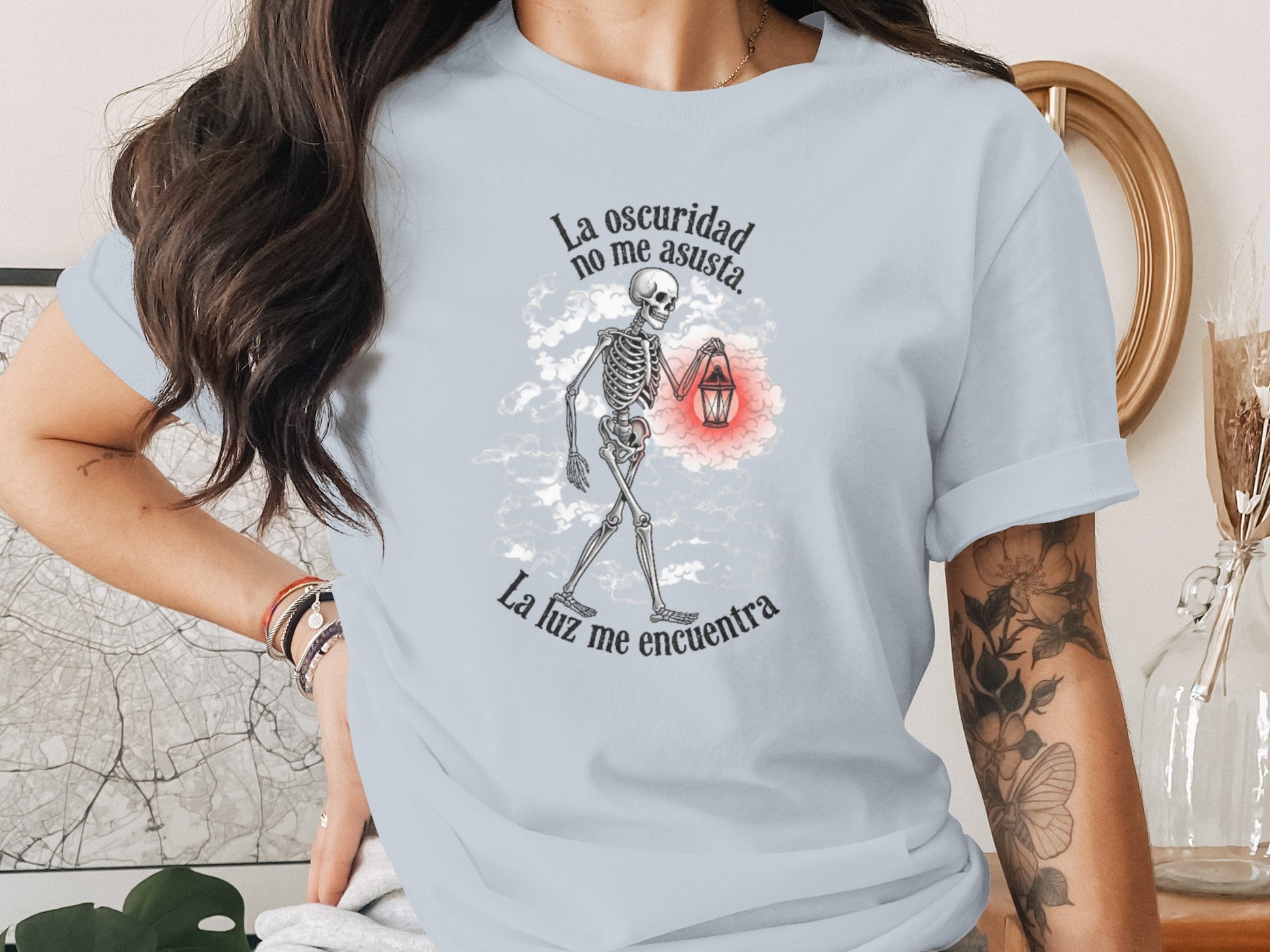 La Oscuridad No Me Asusta Skeleton Themed Shirt product