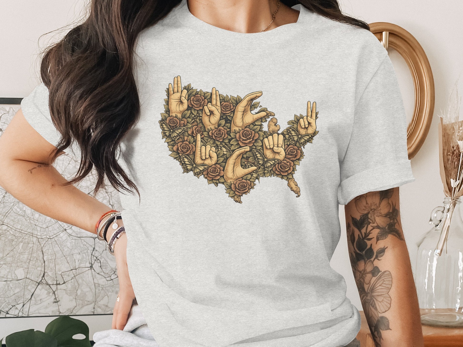 USA Sign Language Map and Roses Design T-shirt