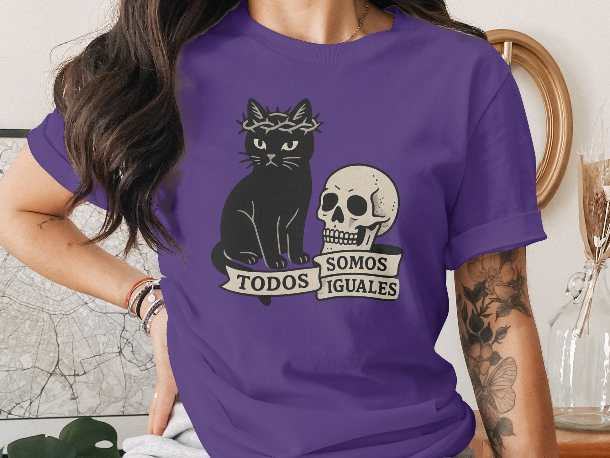 Todos Somos Iguales Graphic T-Shirt product