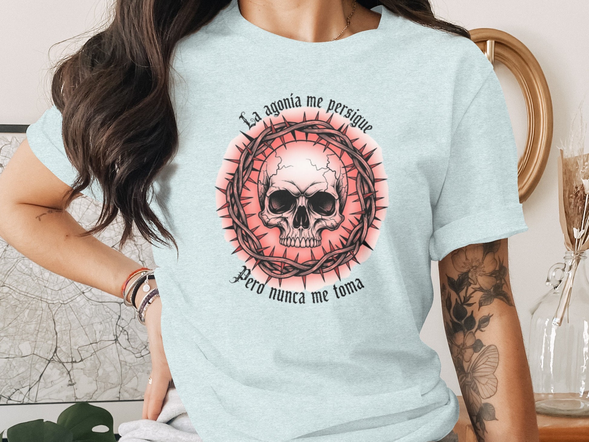 La Agonía Me Persigue Skull Graphic T-Shirt product