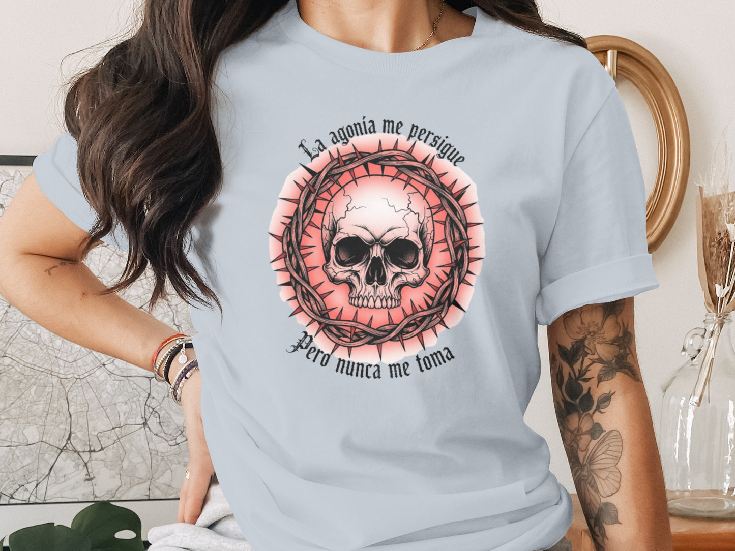 La agonia me persigue pero nunca me toma t-shirt product
