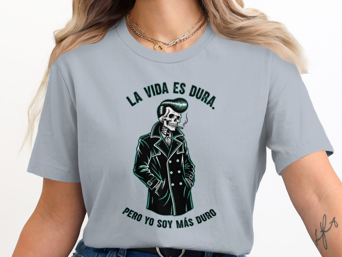 La Vida Es Dura Pero Yo Soy Más Duro T-shirt product