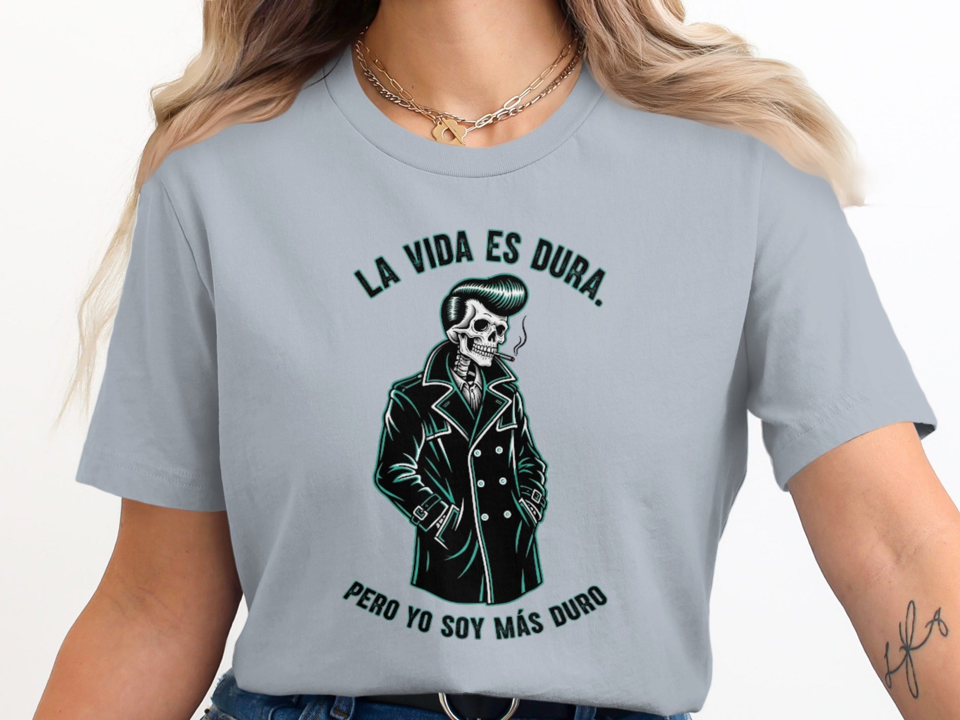 La Vida Es Dura Pero Yo Soy Más Duro T-shirt product