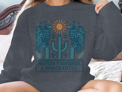 Protege y defiende a inmigrantes sweatshirt product type