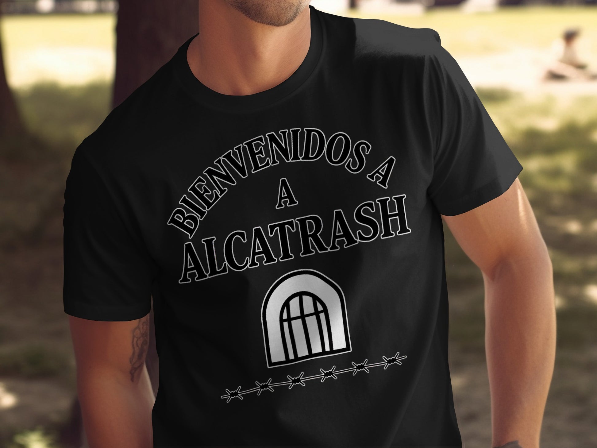 Bienvenidos a Alcatrash Graphic Print T-Shirt product