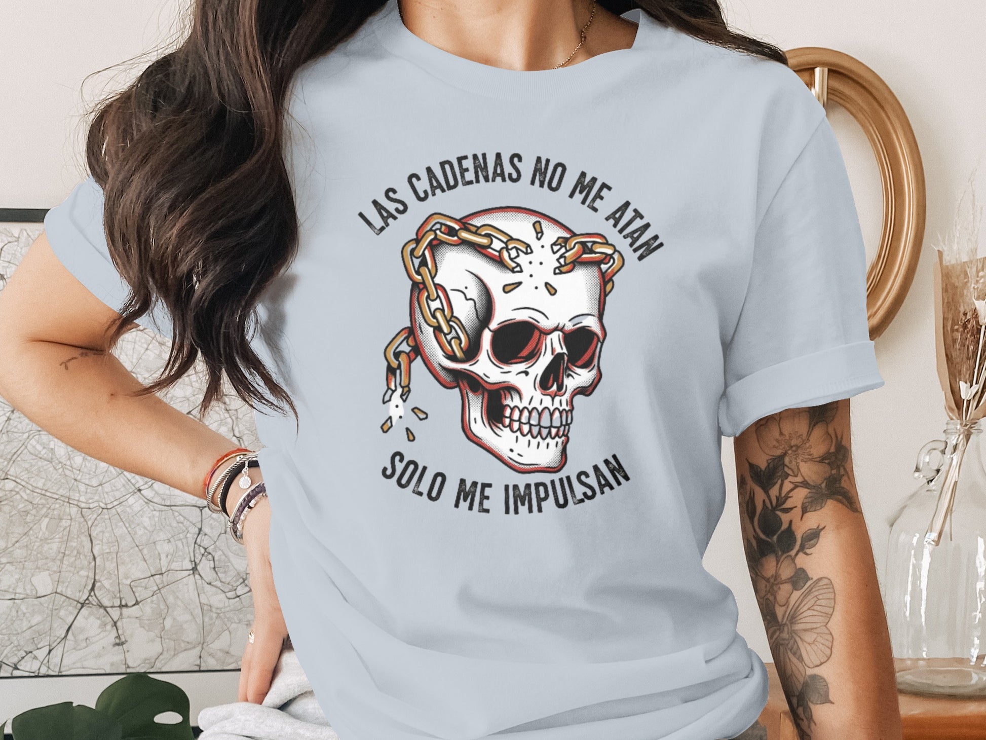 Las Cadenas No Me Atan Skull Graphic T-Shirt product