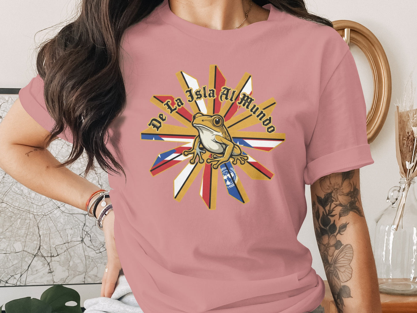 De La Isla Al Mundo Colorful Frog Graphic Tee