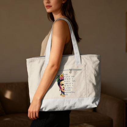 Tote bag featuring Frida Kahlo portrait and empowering Spanish text.