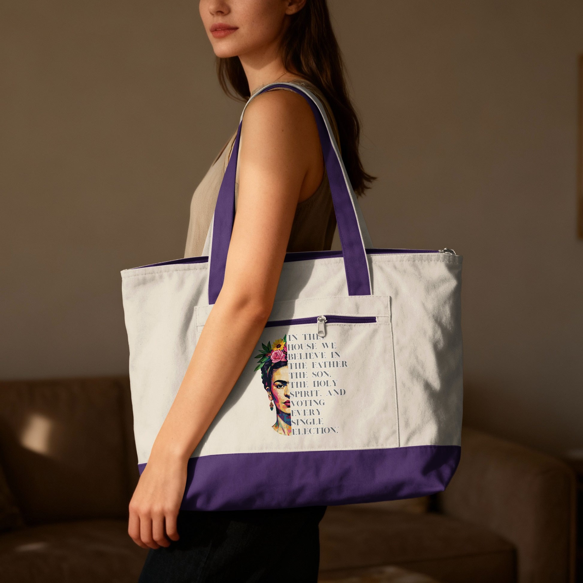 Tote bag with "In this house we believe..." text and Frida Kahlo portrait.