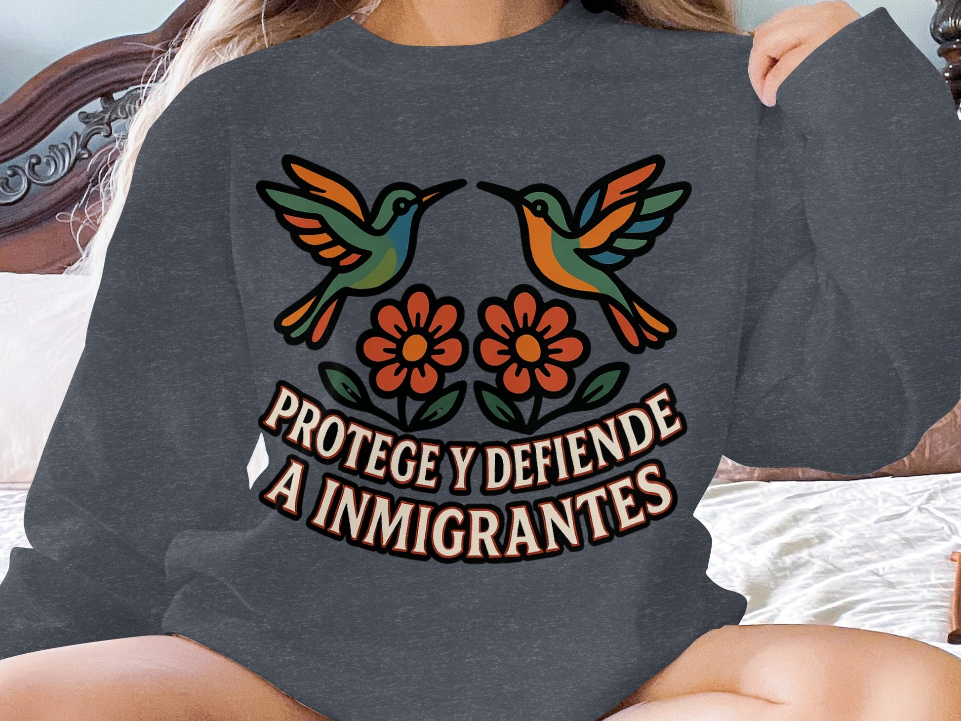 Protege Y Defiende A Inmigrantes Graphic Hoodie Product