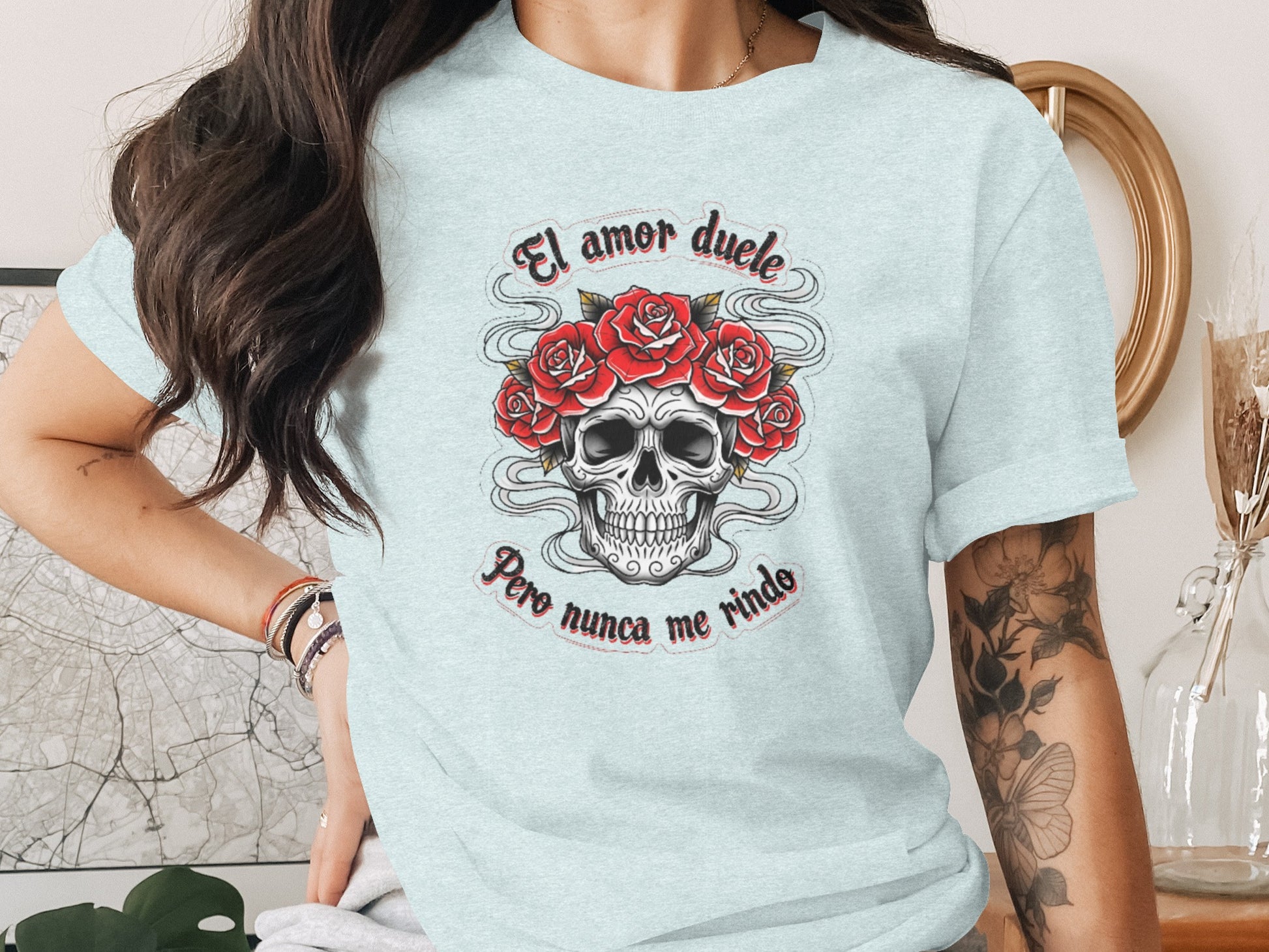 El amor duele pero nunca me rindo graphic tee product