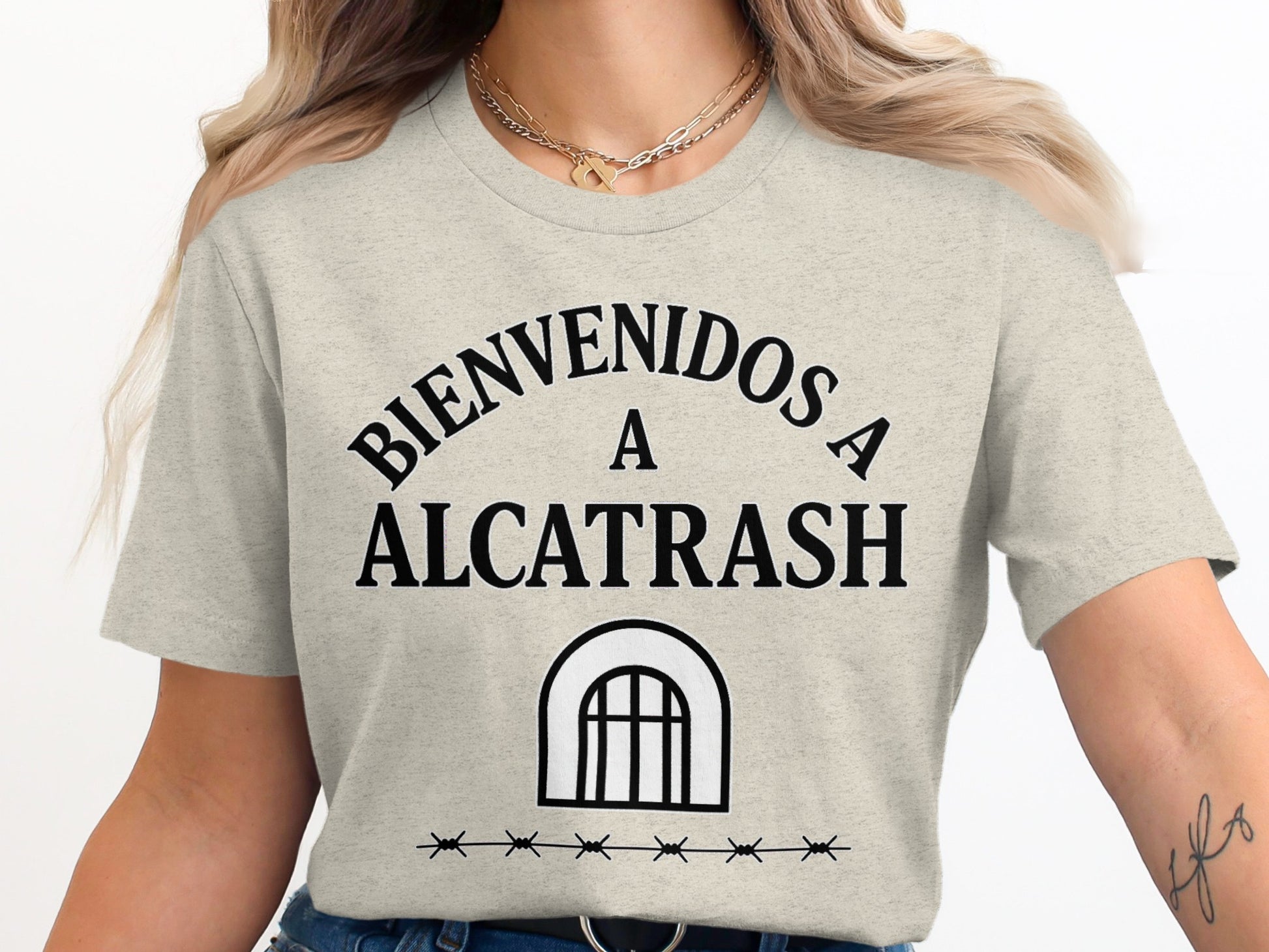 Bienvenidos A Alcatrash Graphic T-shirt product type