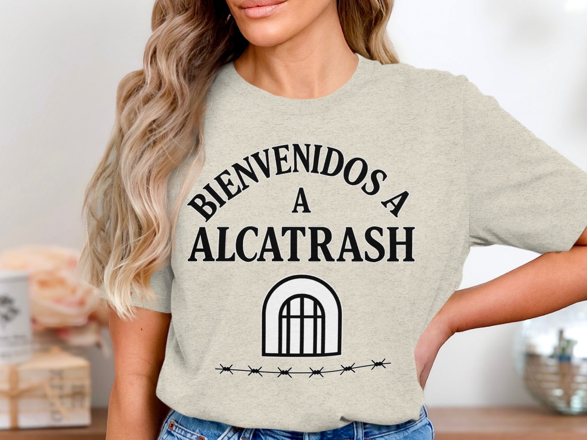 Bienvenidos A Alcatrash Funny Graphic T-Shirt product type