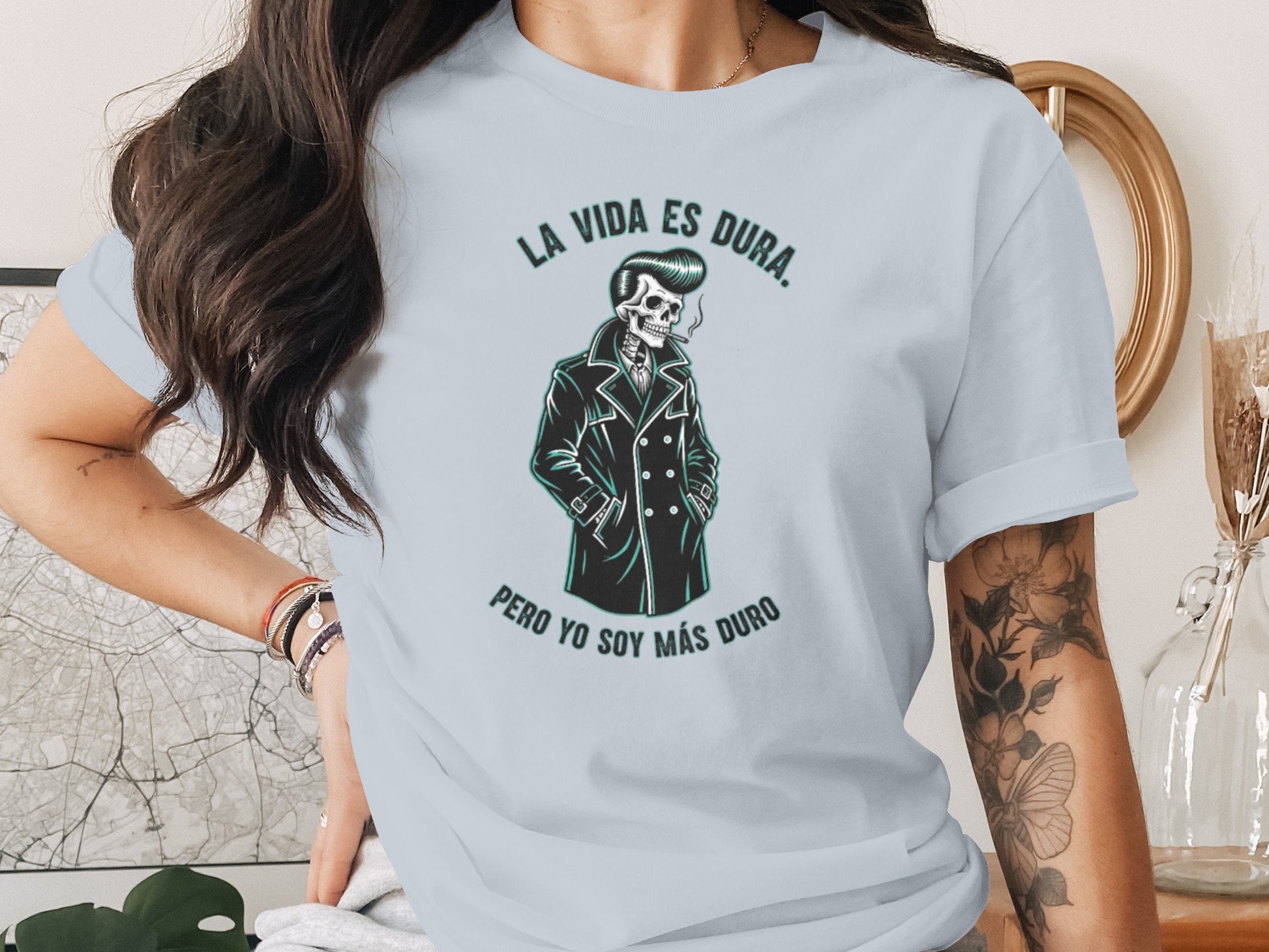 La Vida Es Dura Pero Yo Soy Más Duro T-shirt product