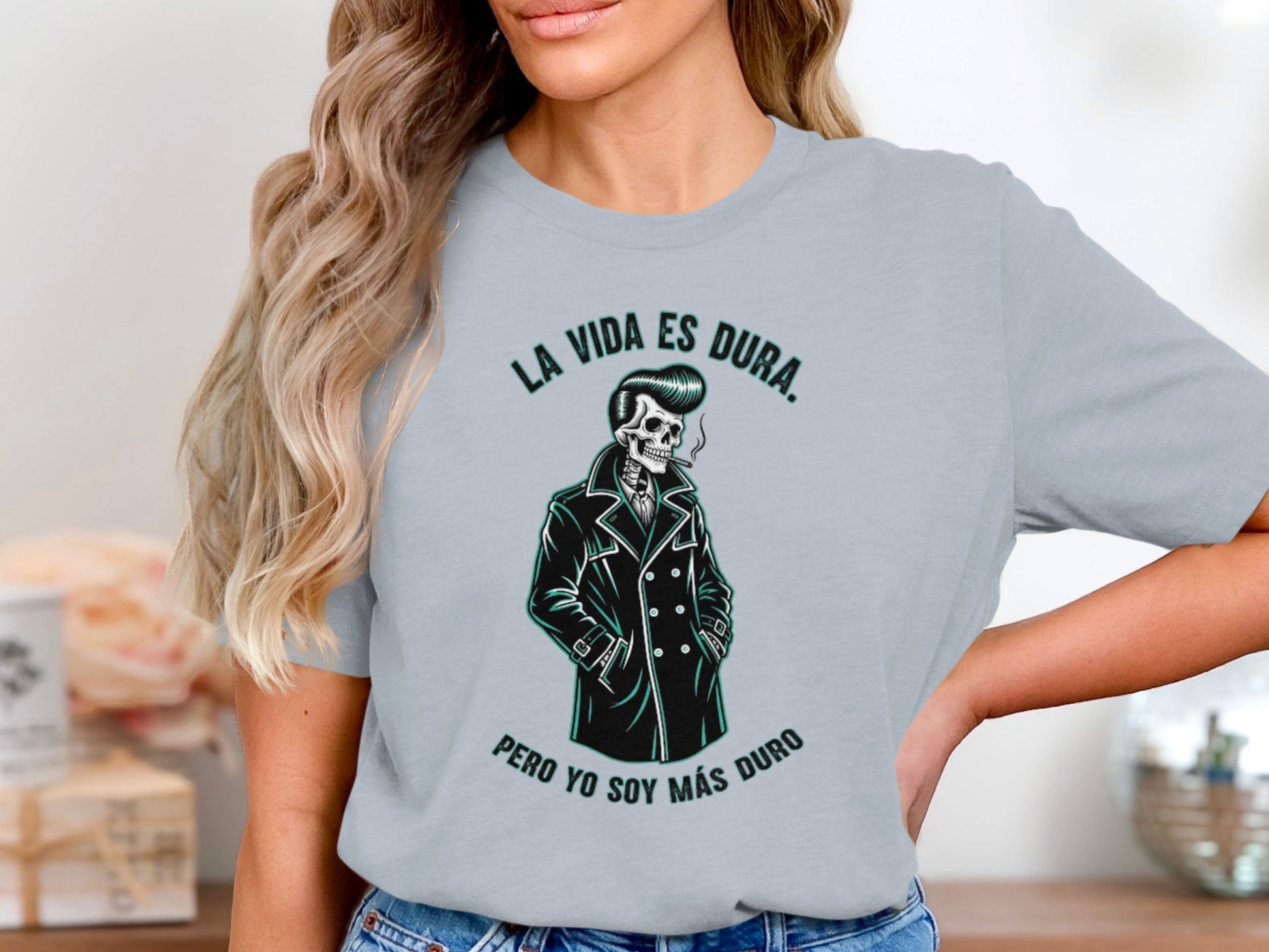 La Vida Es Dura Pero Yo Soy Más Duro T-shirt product