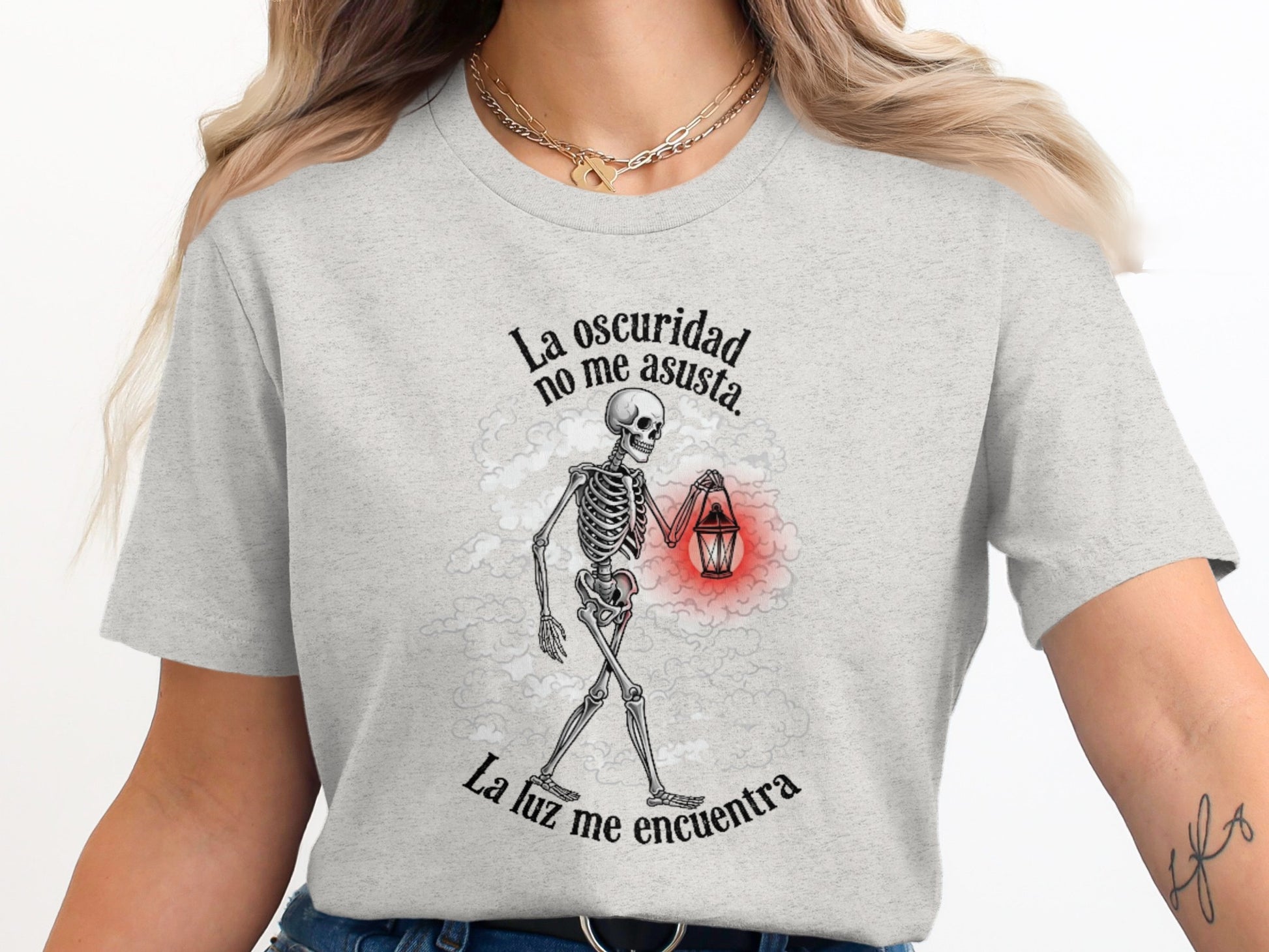 La oscuridad no me asusta skeleton t-shirt product type