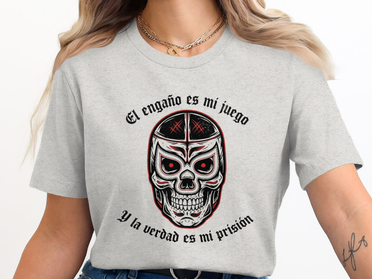 El engaño es mi juego t-shirt product