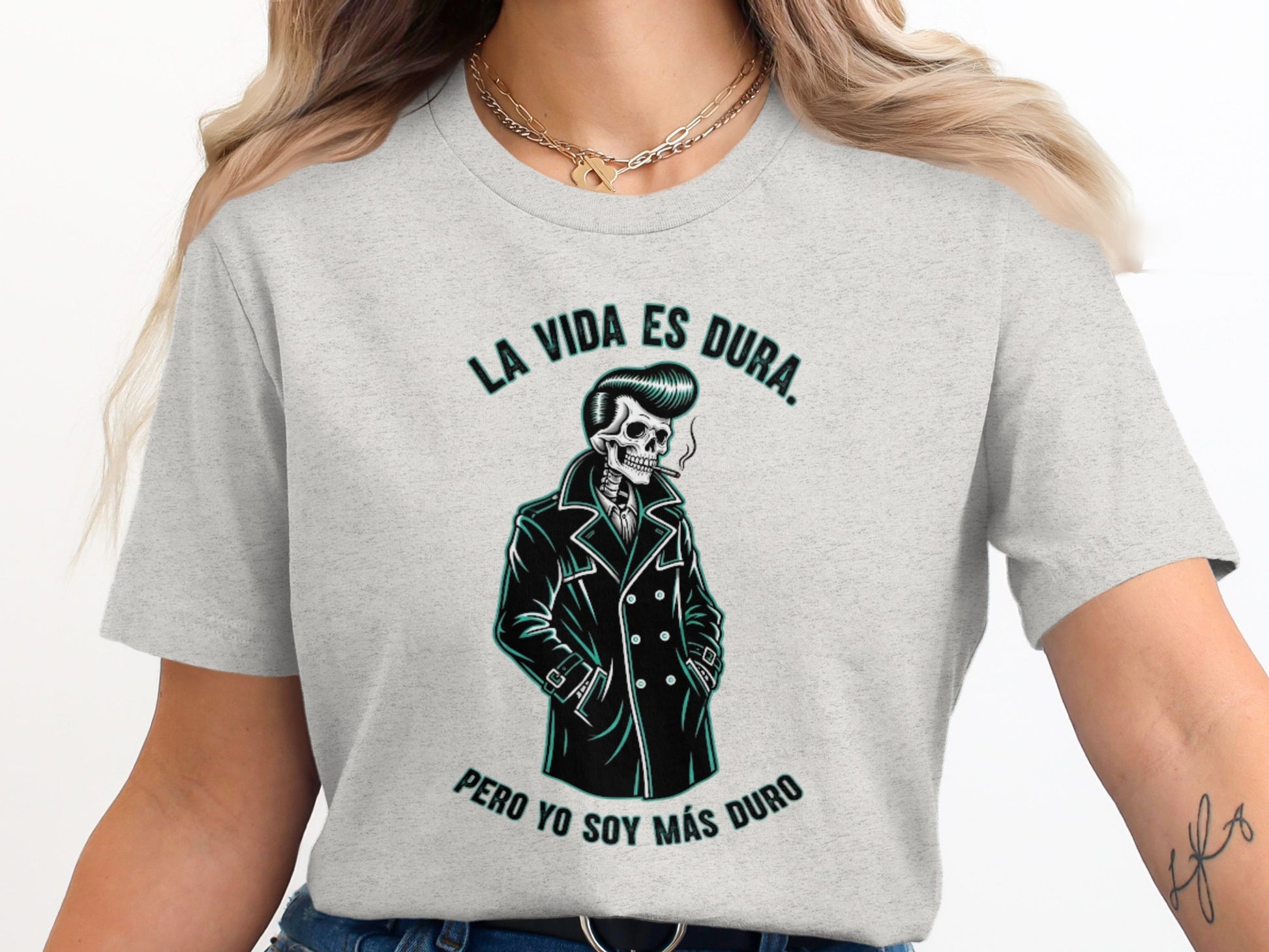 La Vida Es Dura Pero Yo Soy Más Duro graphic T-shirt product