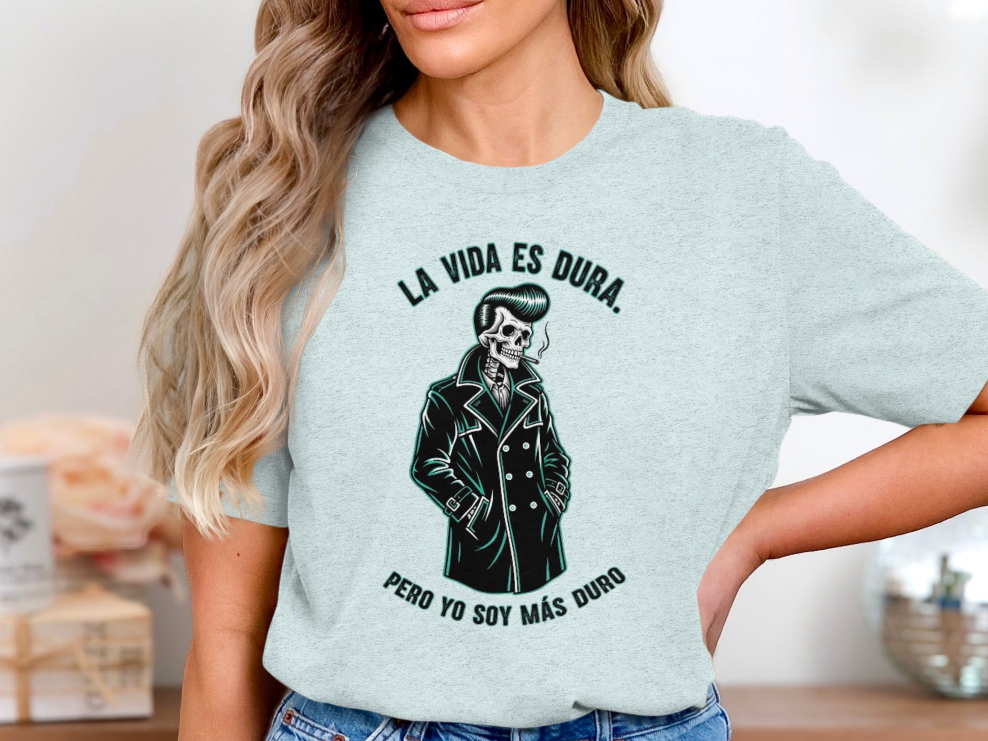 La Vida Es Dura Pero Yo Soy Más Duro T-shirt product