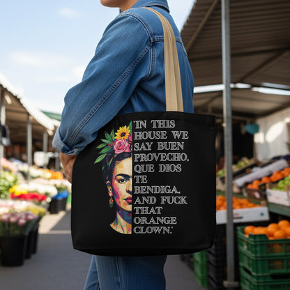 Black tote bag with Frida Kahlo portrait and Spanish text.